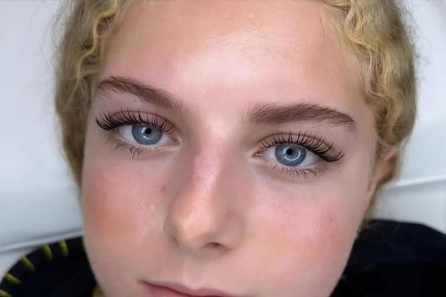 Après : extensions de cils posées par Sasha