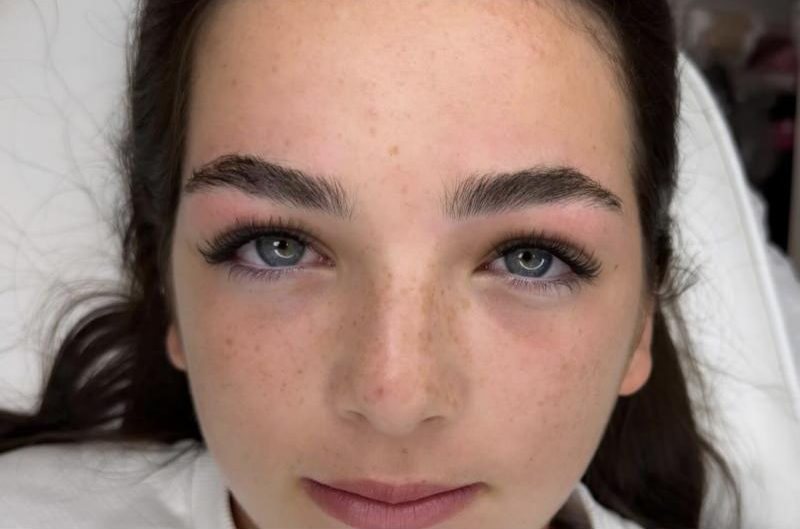 Après : sourcils nets, cils allongés