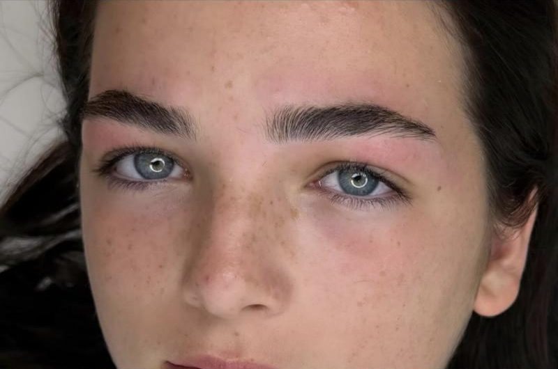Avant : sourcils fraîchement épilés, cils naturels