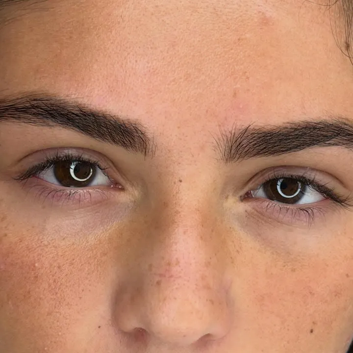 Brow lift, sourcils disciplinés