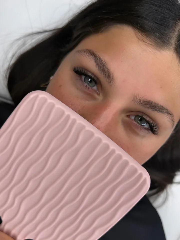 Cliente avec des cils posés, peigne rose