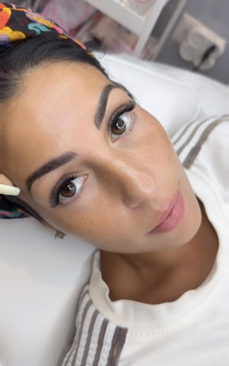 Rehaussement de cils et sourcils dessinés