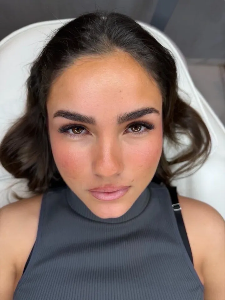Cliente au regard intense, sourcils structurés et cils posés