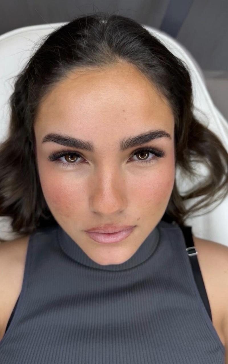 Cliente au regard intense, sourcils structurés et cils posés