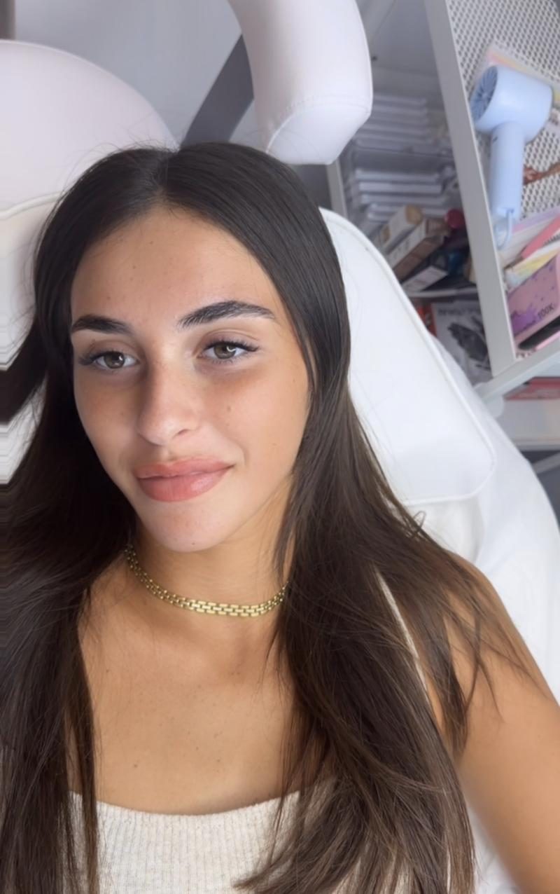 Cliente souriante, cils rehaussés et sourcils structurés